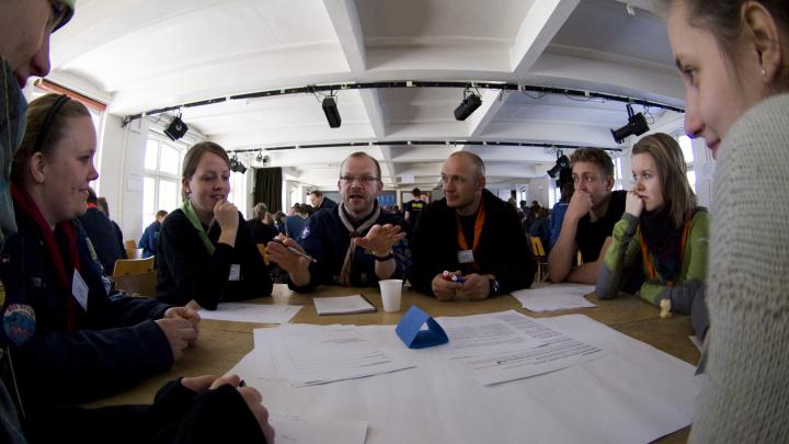 Spejderledere og masser af papir