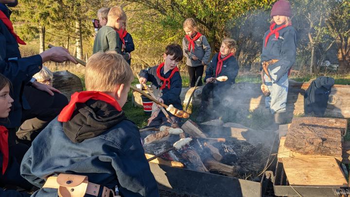 Spejdere der laver snobrød på et bål