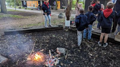 Bålplads med bål og spejdere